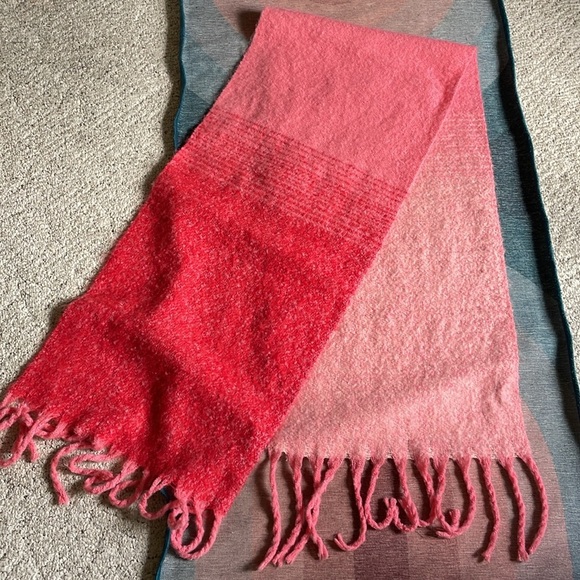 Shiraleah Chicago Large Pink Red Ombre Fringed Scarf - Picture 3 of 9